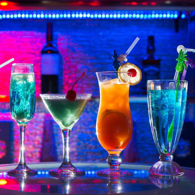 Craft cocktails at Tåkt nightclub bar