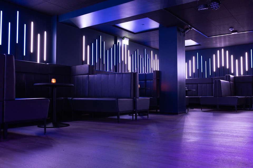 Underground atmosphere at Tåkt nightclub with lighting effects